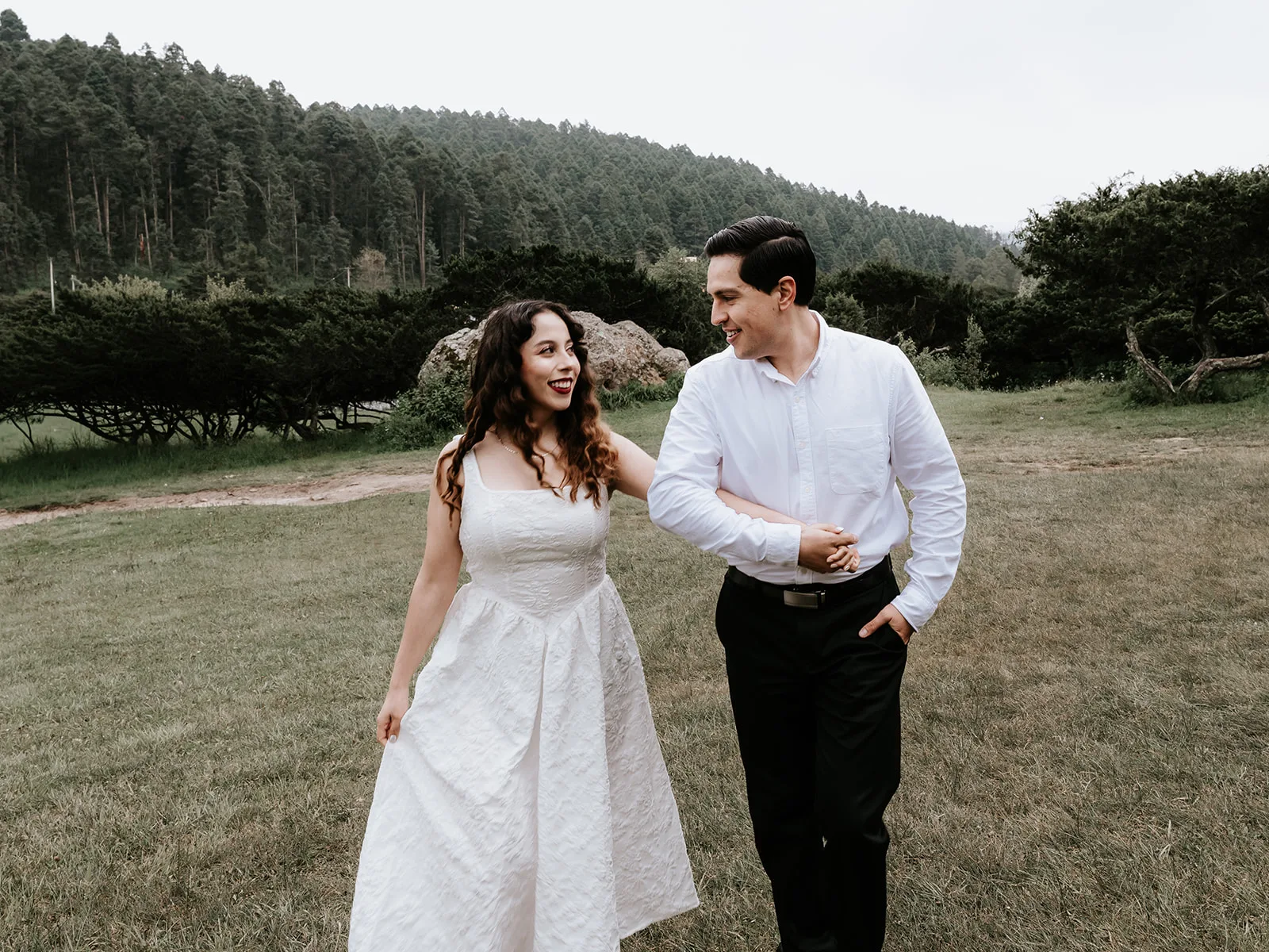 Shadey y Alexander caminando y riendo en el campo