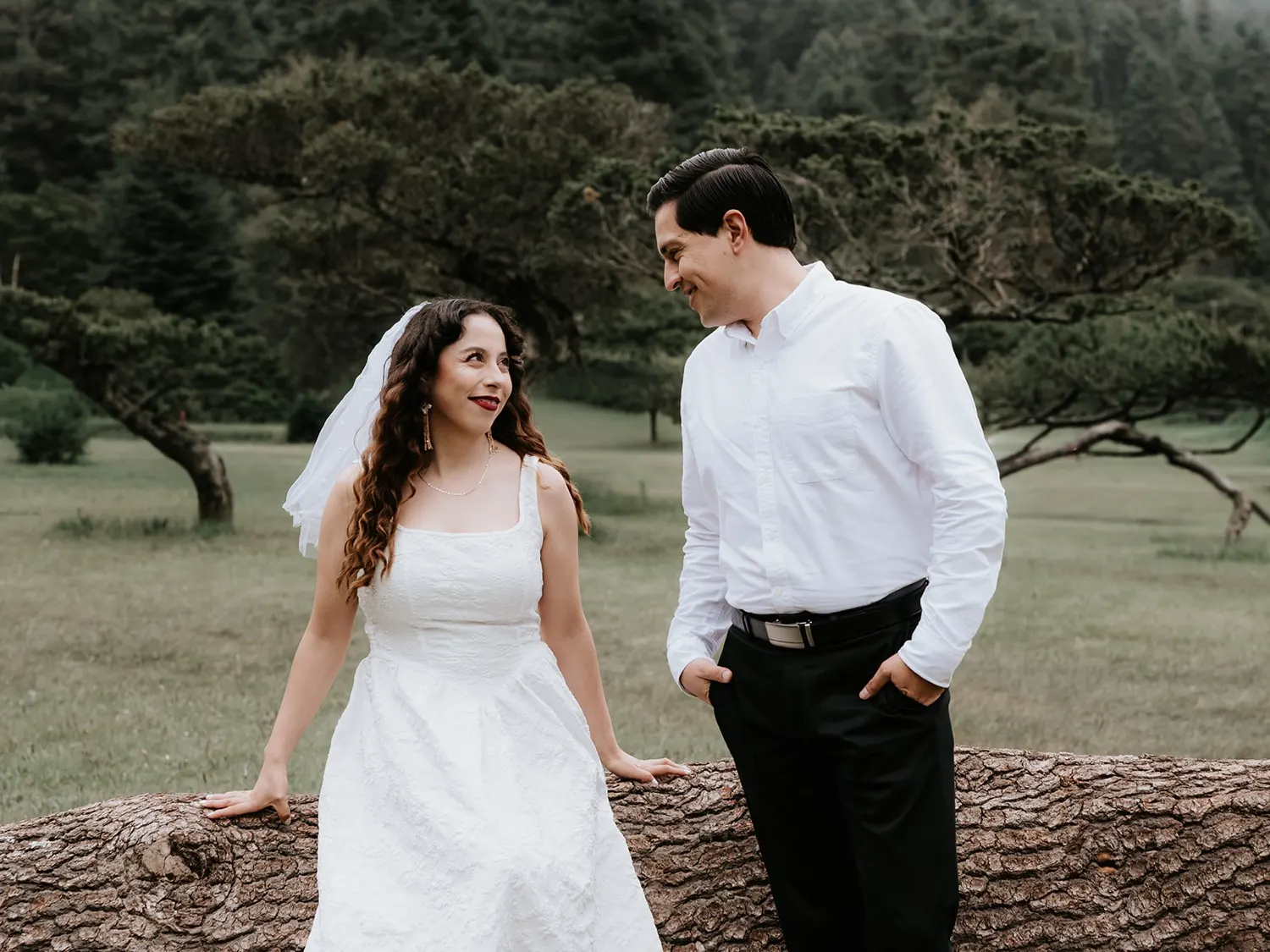 Shadey y Alexander apoyados en un tronco en el bosque