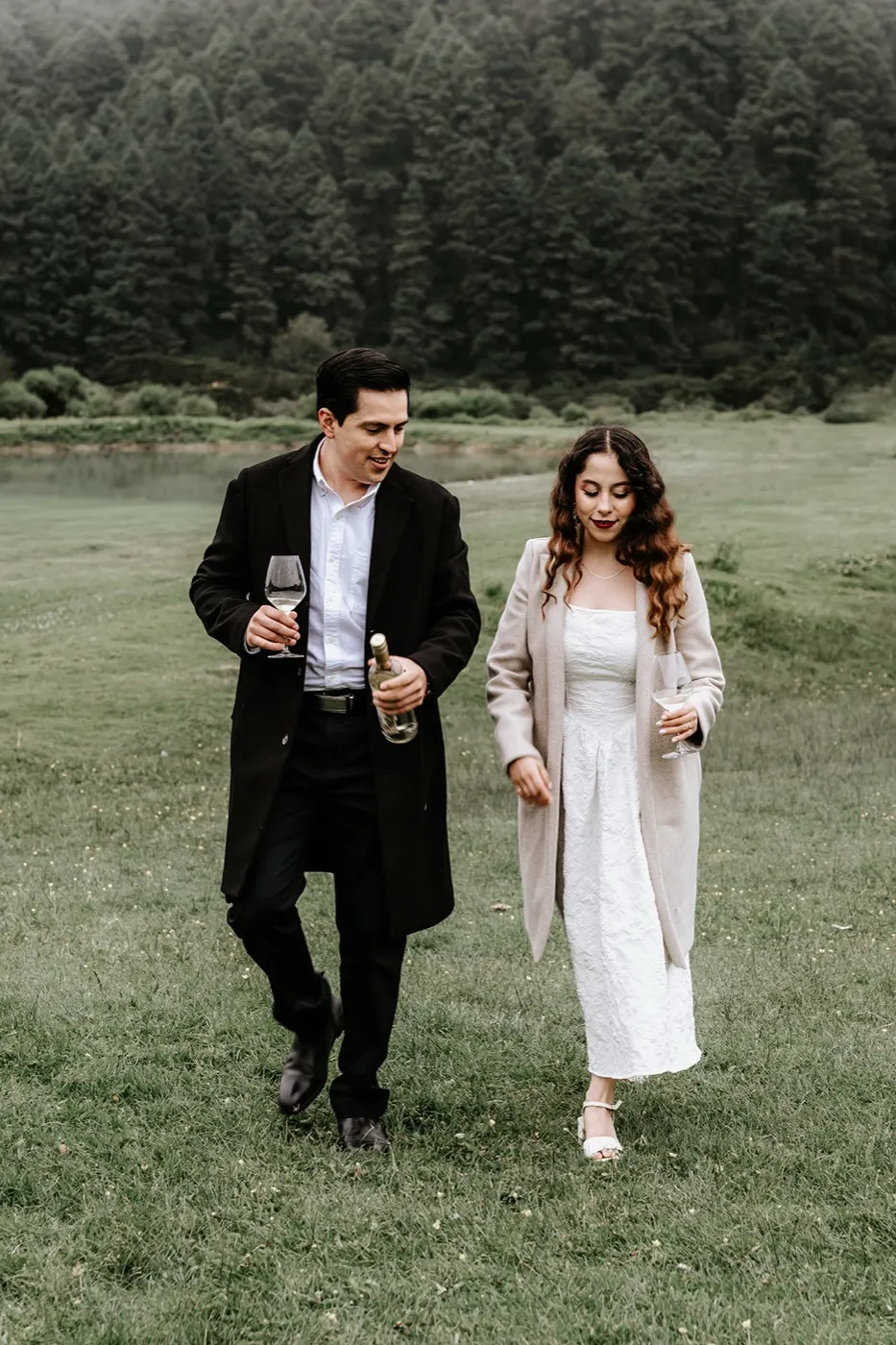 Shadey y Alexander caminando con copas de vino