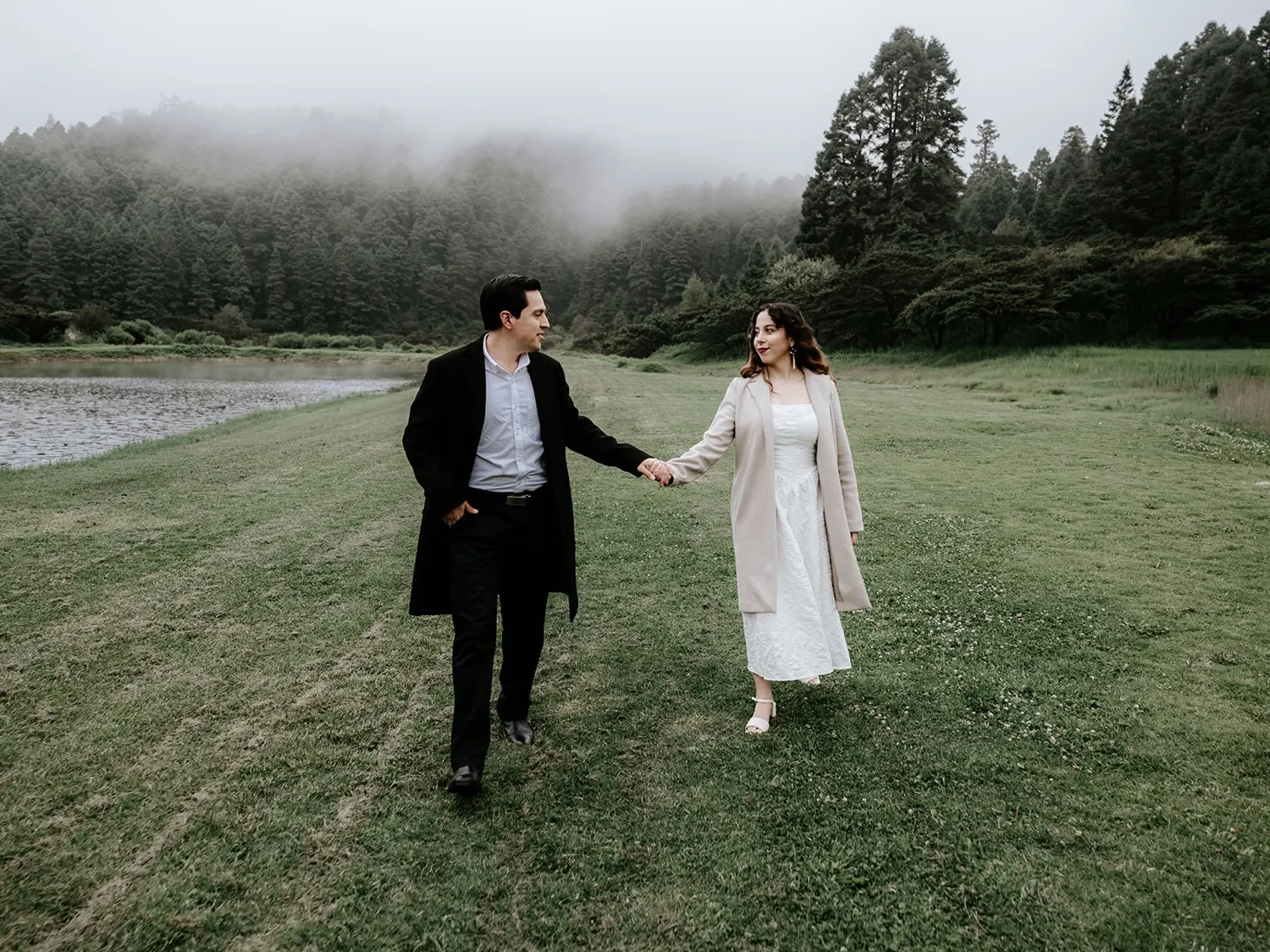 Shadey y Alexander caminando de la mano junto al lago