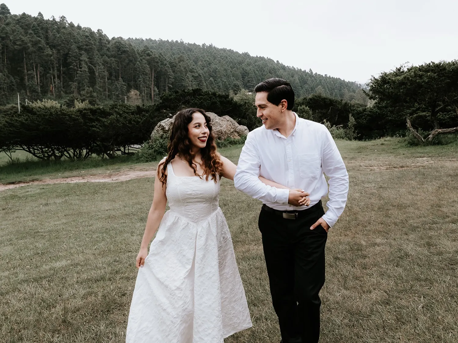 Shadey y Alexander riendo en el campo