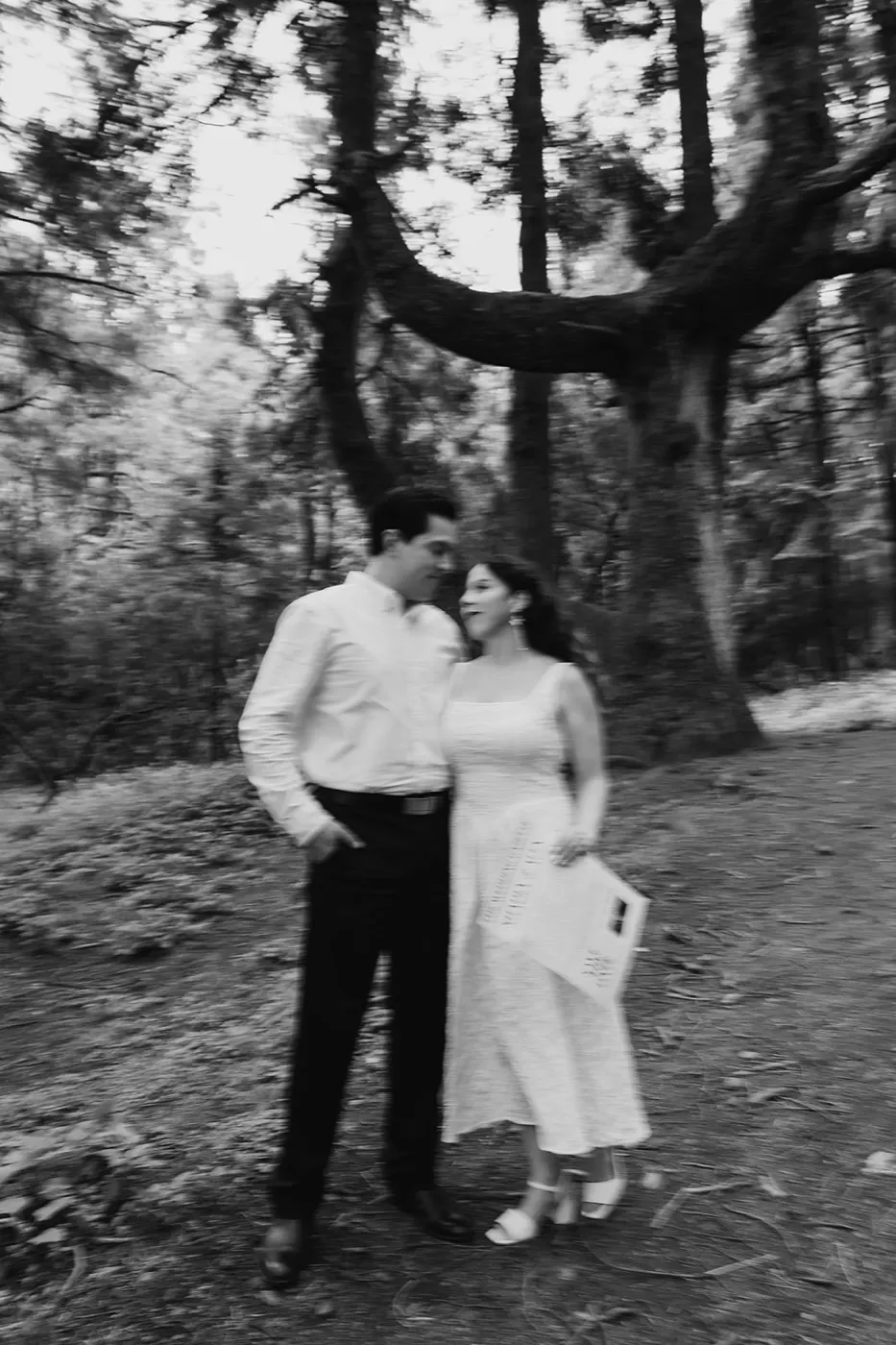 Shadey y Alexander en el bosque, retrato artístico en blanco y negro