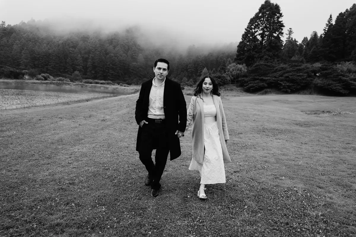 Shadey y Alexander caminando hacia la cámara, en blanco y negro